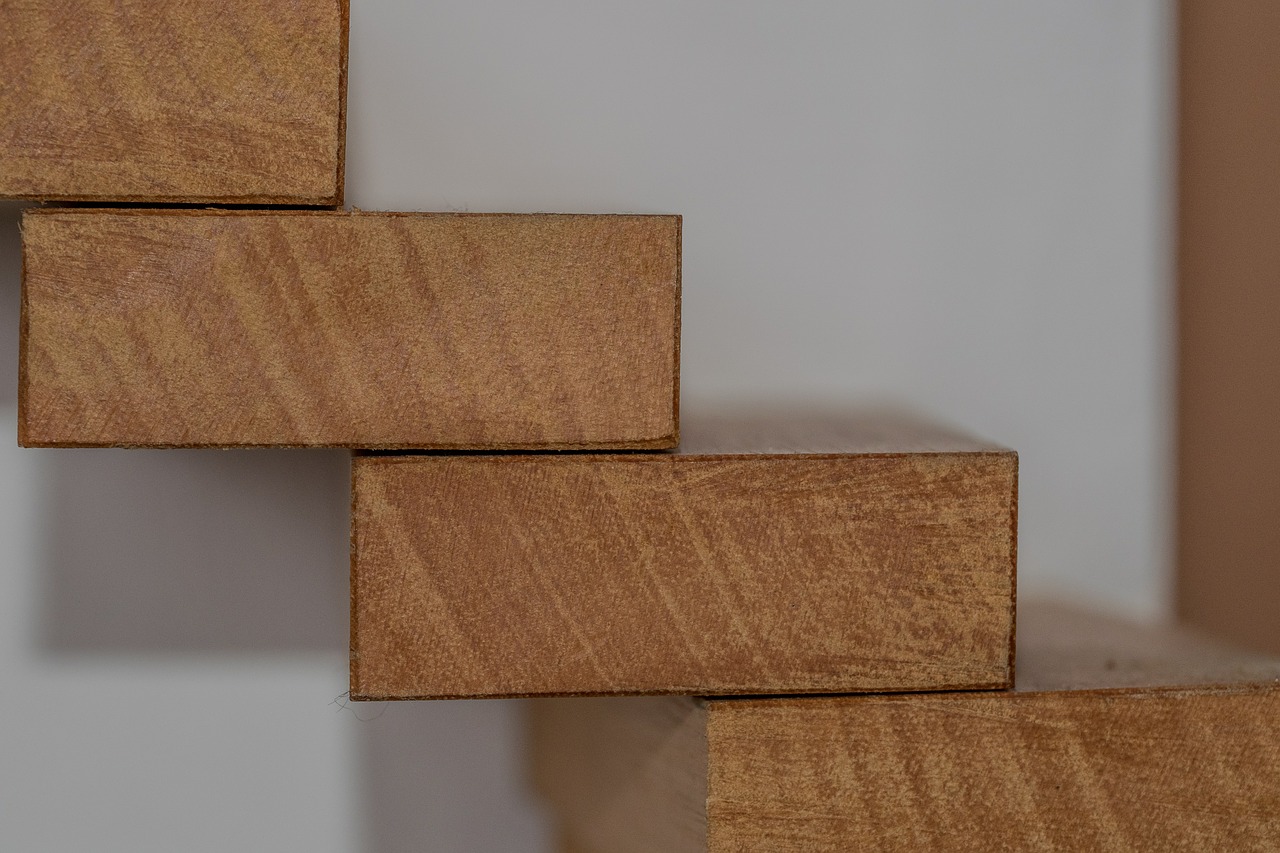 Treppenstufen, die aus der Wand hinausstehen